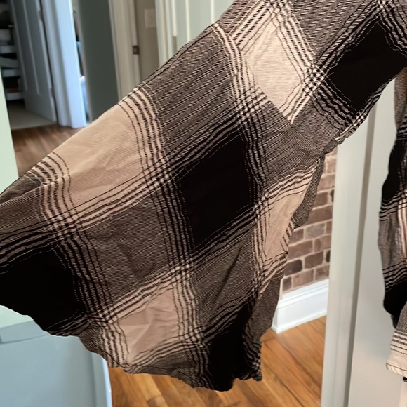 Bell sleeve checkered top - Picture 2 of 2